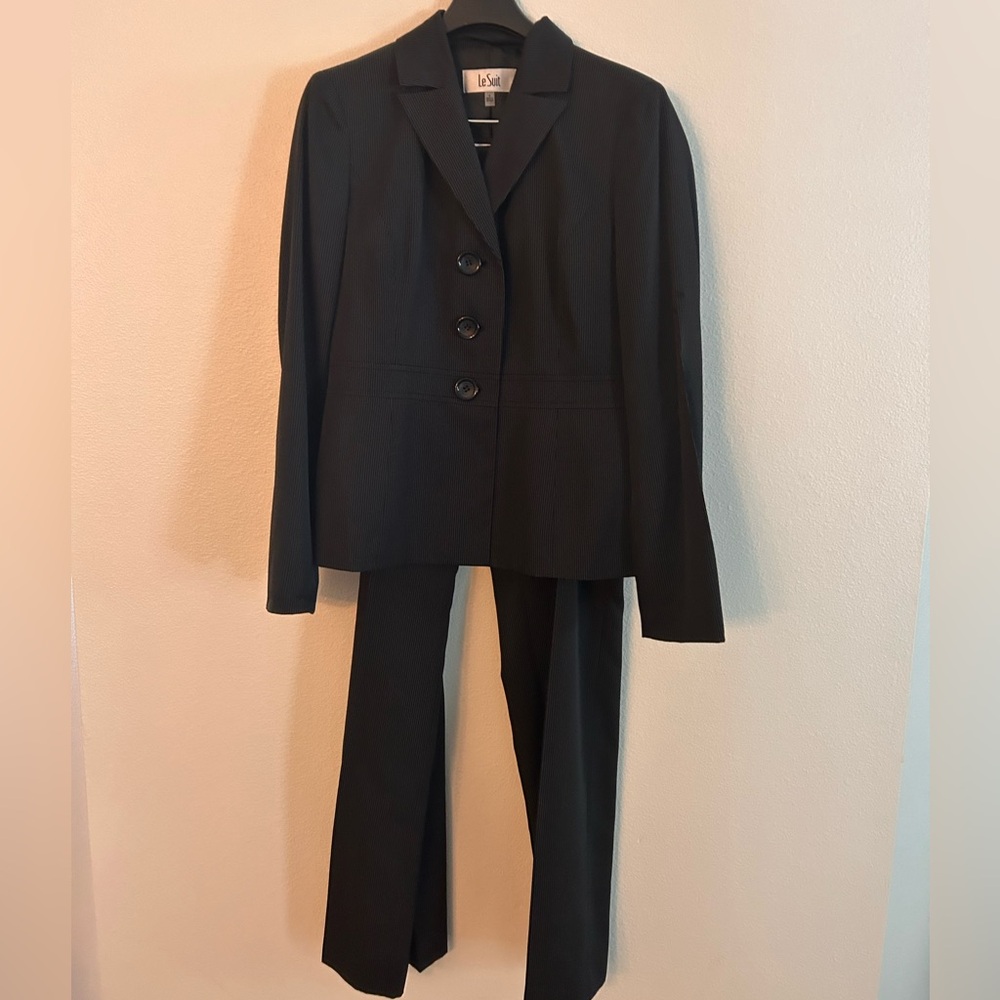 LeSuit women’s size 4.  Black with white pinstripe.